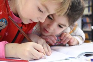 enfant-ecriture-coloriage-concentration-bureau Photo d'enfants pour la formation hypnose et troubles des apprentissages